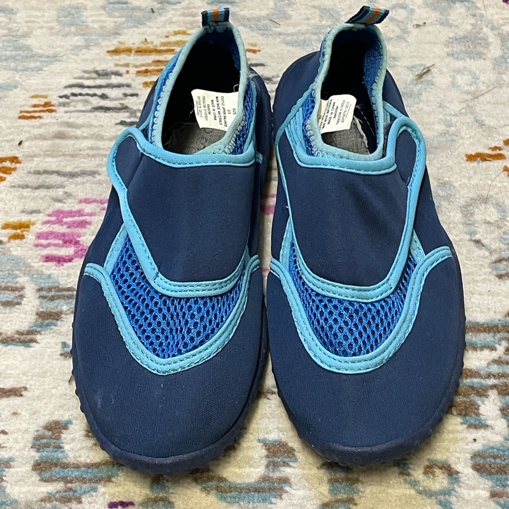 Water shoes - kids size 2/3 - Picture 1 of 6